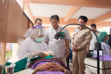 Yala-yaha, Tayland - 8 Kasım: tanımlanamayan diş hekimi hastaya ben