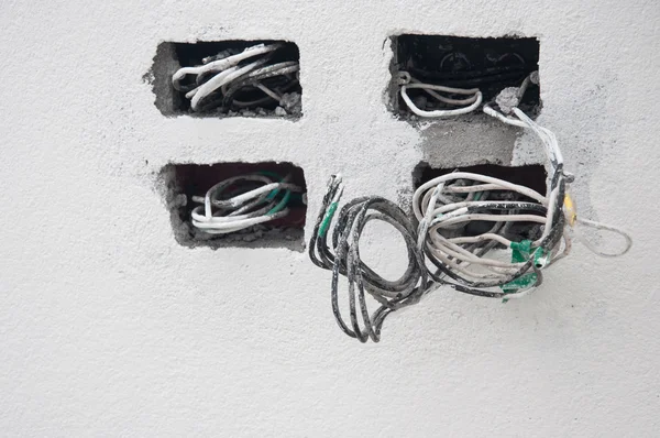 Çimento duvarındaki elektrikli tel