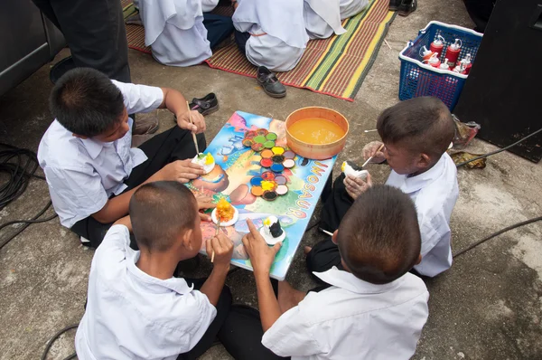 Yala-yaha, thailand - 8 november: oidentifierade male barnen måla c — Stockfoto