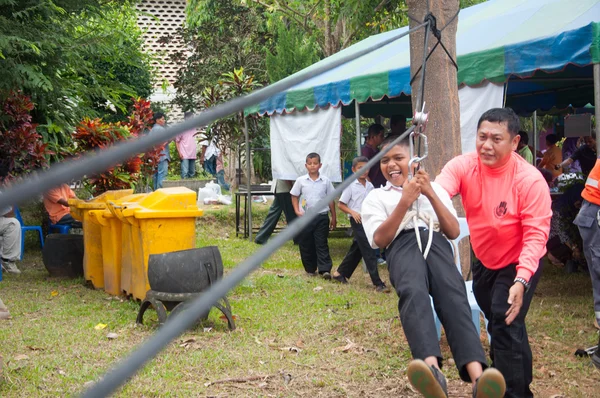 YALA, THAILANDIA - NOVEMBRE 8: Studente Yaha maschio non identificato cavalcare — Foto Stock