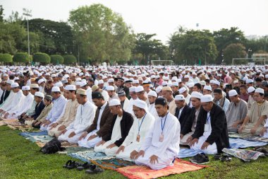 yala, Tayland - Ağustos 8: 5.000 yala Tay musim erkek ve kadın