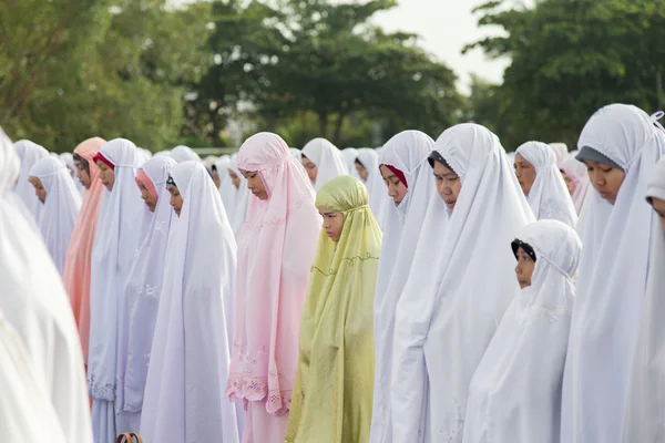 Yala, thailand - 8. august: thai musim weibliches kleid im hijab und — Stockfoto