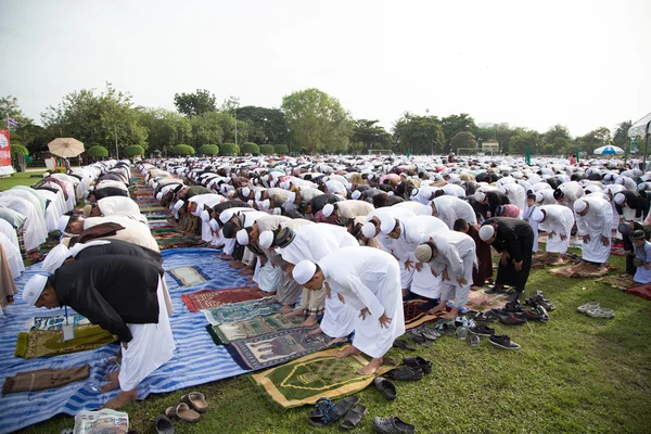 Yala, Tayland - Ağustos 8: 5.000 yala Tay musim erkek ve kadın — Stok fotoğraf