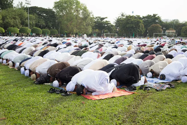 Yala, Tayland - Ağustos 8: 5.000 yala Tay musim erkek ve kadın — Stok fotoğraf