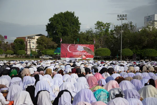 Yala, Tayland - Ağustos 8: 5.000 yala Tay musim erkek ve kadın — Stok fotoğraf