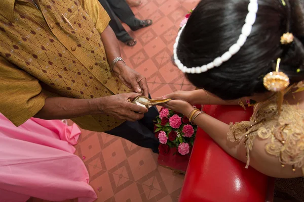 Agua bendita derramada en la ceremonia de boda tailandesa — Foto de Stock