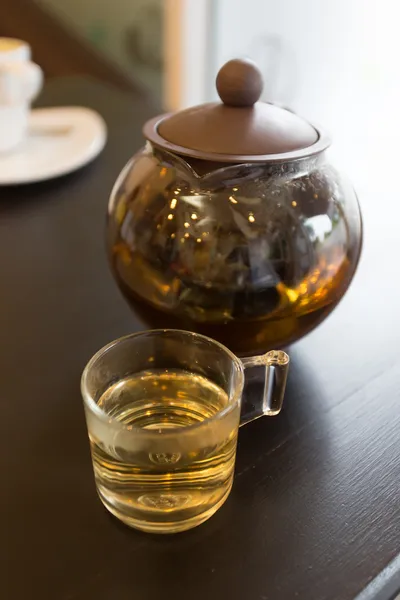テーブルの上の茶色の熱いお茶ポット — ストック写真