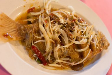 Kızarmış Balık soğan ile