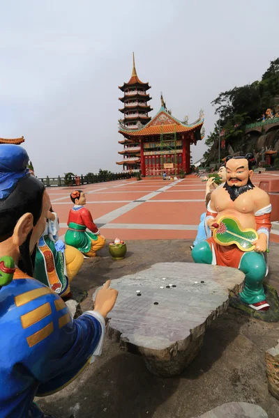 Dios chino jugando al ajedrez juego estatua —  Fotos de Stock