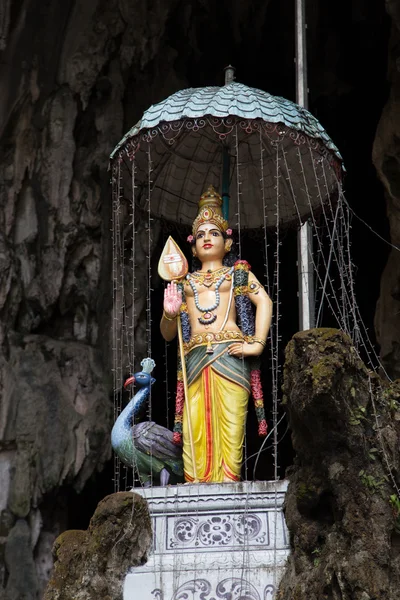 Statue de divinité hindoue au-dessus de l'entrée des grottes de Batu — Photo