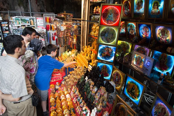 Tienda de recuerdos dentro de las Cuevas de Batu — Foto de Stock