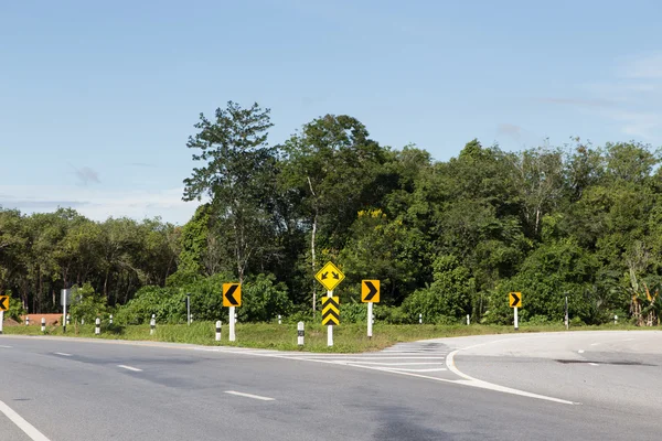 Trafik tecken av split väg — Stockfoto