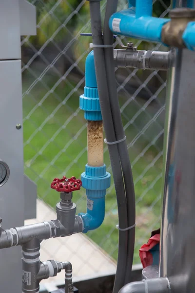 Verwendung von Schmutzwasserfilterschläuchen zum Recyceln von Wasser — Stockfoto