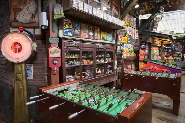 Mesa de fútbol vintage y juguetes para la decoración de interiores —  Fotos de Stock