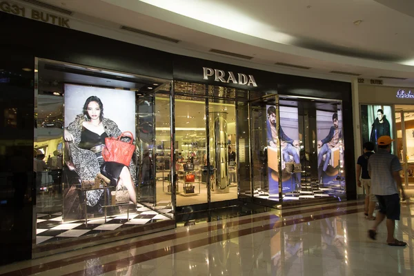 KUALA LUMPUR, MALAYSIA - 27 SETTEMBRE: Negozio PRADA a Suria Shopping Ma — Foto Stock