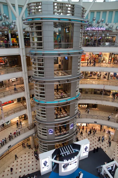 KUALA LUMPUR, MALAYSIA - SEP 27: Glass elevator in Suria Shoppin — Stock Photo, Image