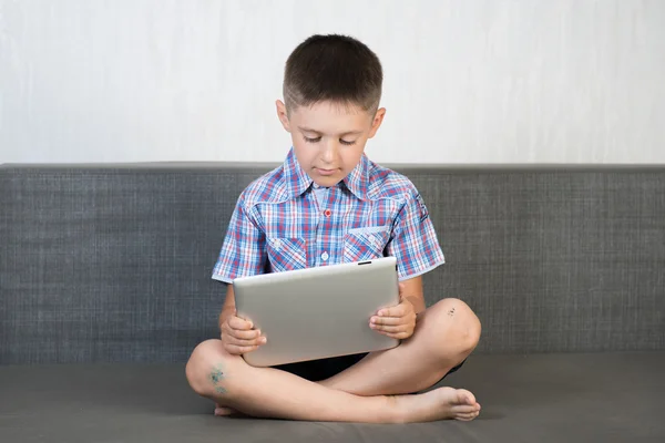 Lachende jongen binnen — Stockfoto