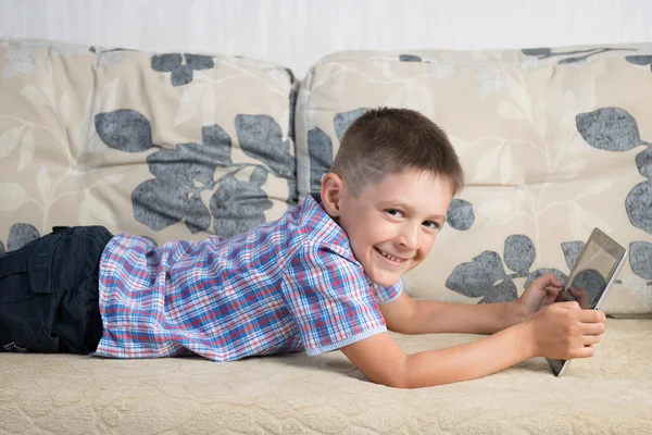 Lächelnder Junge drinnen — Stockfoto