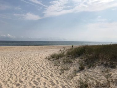 İşçi Bayramı 'nda Hamptons kumlu plajları, Long Island, New York. Atlantik Okyanusu Koyu