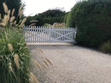 Long Island, New York 'ta iyi döşenmiş beyaz çit. Atlantik Okyanusu Koyu