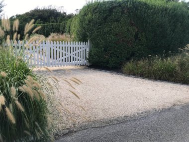 Long Island, New York 'ta iyi döşenmiş beyaz çit. Atlantik Okyanusu Koyu