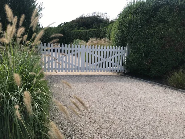 Long Island, New York 'ta iyi döşenmiş beyaz çit. Atlantik Okyanusu Koyu