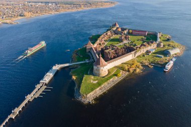 Rusya, Saint Petersburg, 09.10.2021. Oreshek Kalesi, Orekhov Adası 'nda sonbaharda Neva Nehri' nin kaynağında bulunan eski bir Rus kalesidir. Petrokrepost Körfezi hava görüntüsü.