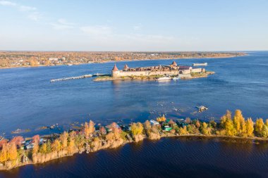 Rusya, Saint Petersburg, 09.10.2021. Oreshek Kalesi, Orekhov Adası 'nda sonbaharda Neva Nehri' nin kaynağında bulunan eski bir Rus kalesidir. Petrokrepost Körfezi hava görüntüsü.
