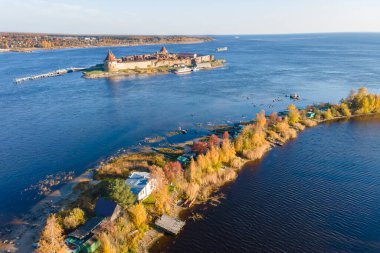 Rusya, Saint Petersburg, 09.10.2021. Oreshek Kalesi, Orekhov Adası 'nda sonbaharda Neva Nehri' nin kaynağında bulunan eski bir Rus kalesidir. Petrokrepost Körfezi hava görüntüsü.