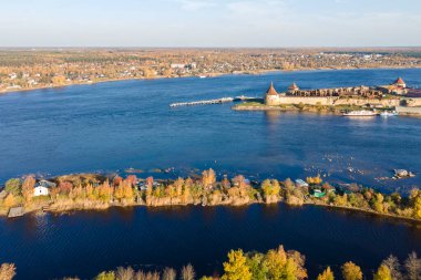 Rusya, Saint Petersburg, 09.10.2021. Oreshek Kalesi, Orekhov Adası 'nda sonbaharda Neva Nehri' nin kaynağında bulunan eski bir Rus kalesidir. Petrokrepost Körfezi hava görüntüsü.