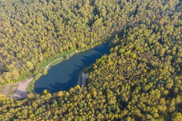Ampio Lago Ombra Blu Nel Mezzo Una Foresta Multicolore Autunnale — Foto Stock