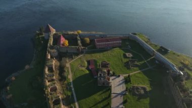 Rusya, Saint Petersburg, 09.10.2021. Oreshek Kalesi, Orekhov Adası 'nda sonbaharda Neva Nehri' nin kaynağında bulunan eski bir Rus kalesidir. Petrokrepost Körfezi hava görüntüsü.