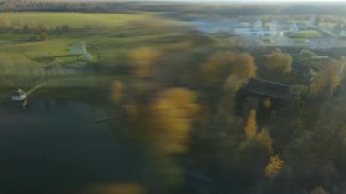Pokrov-Tervenichesky Manastırı Rus Ortodoks Kilisesi 'nin Tikhvin piskoposluğuna bağlı bir Ortodoks manastırıdır. Tervenichi köyünde, Lodeynopolsky bölgesinde, Leningrad bölgesinde. Gökyüzünden görüntüler.