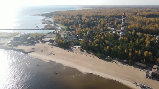 空中ビデオオシノヴェツキー灯台はラドーガ湖の村に位置する灯台です 美しい秋の風景 サンクトペテルブルクでのレクリエーションの概念 — ストック動画