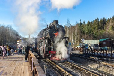 Rusya, Karelia, Ruskeala, 08.09.2021. Ruskeala Dağ Parkı 'nda buharlı lokomotif ve bacadan duman. Karelia 'da dinlenme konsepti. Sadece editör kullanımı.
