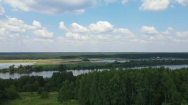 Rusya, Pushchino. Güneşli bir günde Oka Nehri üzerinde uçan bir insansız hava aracının videosu. Rusya 'nın Avrupa kesiminde bir nehir, Volga Nehri' nin en büyük sağ kolu..