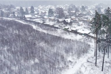 Ulusal park çevresindeki sonsuz kozalaklı orman ağaçlarının donmuş karlı zirvelerinin insansız hava aracı görüntüsü. Sihirli kar kaplı ağaç. Fotoğraf tebrik kartı. Kış manzarası.