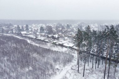 Ulusal park çevresindeki sonsuz kozalaklı orman ağaçlarının donmuş karlı zirvelerinin insansız hava aracı görüntüsü. Sihirli kar kaplı ağaç. Fotoğraf tebrik kartı. Kış manzarası.