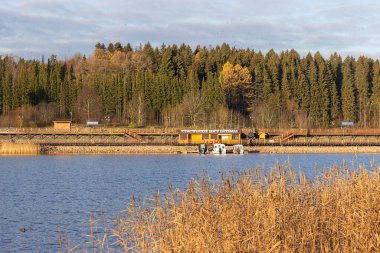 Rusya, Karelia, Sortavala, 10.09.2021. Sonbaharda Sortavala tren istasyonunda. Ilık güneşli hava ve güzel manzara..