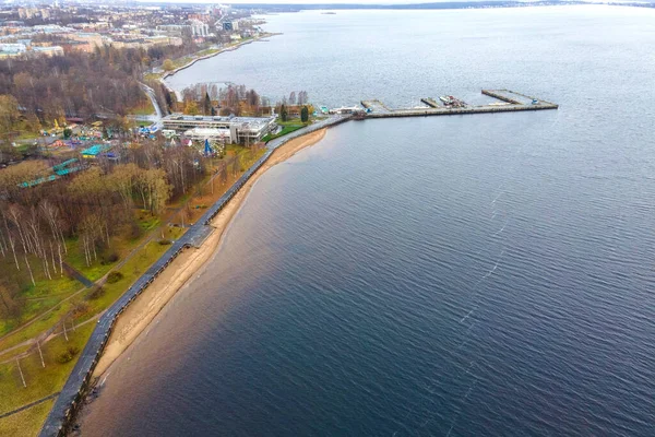 Rusya, Petrozavodsk, 10.09.2021. Bir İHA 'dan şehrin havadan çekilmiş fotoğrafı. Karelia Cumhuriyeti 'nin güneyinde yer alan şehir, Karelia Cumhuriyeti' nin başkenti Petrozavodsk Körfezi kıyısında yer almaktadır..