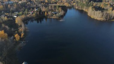 Göl kıyısındaki sonbahar ormanının insansız hava aracı videosu, Rusya, Karelia.