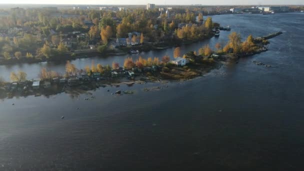 ロシア サンクトペテルブルク 2021 Novoladozhsky運河の銀行にある古い村の空中ビデオ 秋の木々と暖かい天気 — ストック動画