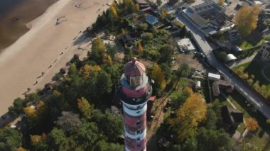 Osinovetsky Deniz Feneri 'nin hava görüntüsü. Ladoga Gölü köyündeki deniz fenerinde. Güzel sonbahar manzarası. St. Petersburg 'da dinlenme konsepti.
