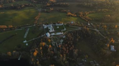 Gölün kıyısındaki Leningrad bölgesinin Pokrovsko-Tervenichesky manastırı. Güz manzarasının güzel bir günbatımı ve Ortodoks manastırı olan bir videosu..