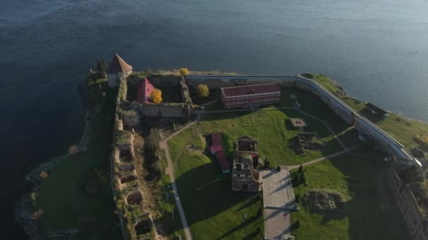 ロシア サンクトペテルブルク 2021年9月10日 オレシェク要塞 Oresek Fortress 秋にネヴァ川の水源にあるオレホフ島にある古代ロシアの要塞である ペトロクレポスト湾の空撮ビデオビュー — ストック動画