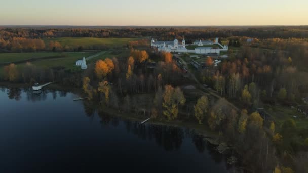 Gölün Kıyısındaki Leningrad Bölgesinin Pokrovsko Tervenichesky Manastırı Güz Manzarasının Güzel — Stok video