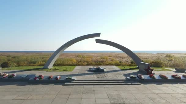ロシア サンクトペテルブルク 2021 栄光の緑のベルト 航空ビデオの一部である トーンリング 記念碑は ラドーガ湖の西海岸に位置しています レニングラード地域の旅行の概念 — ストック動画