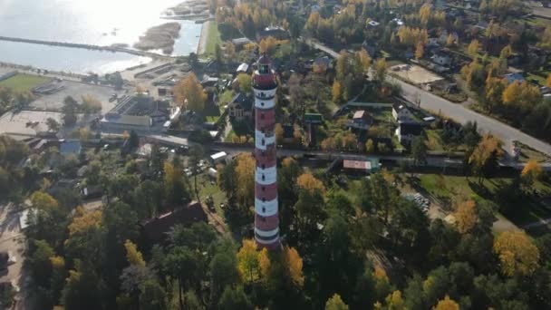 オシノヴェツキー灯台の空中ビデオ ラドーガ湖の村に位置する灯台 美しい秋の風景 サンクトペテルブルクでのレクリエーションの概念 — ストック動画