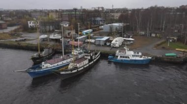 Rusya, Petrozavodsk, 09.09.2021. Yağmurlu havada şehrin limanındaki gemilerin videosu. Sadece editör kullanımı.