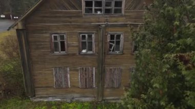 Kırık camlı, eski, korkunç bir ahşap ev. Hava Videosu Petrozavodsk.